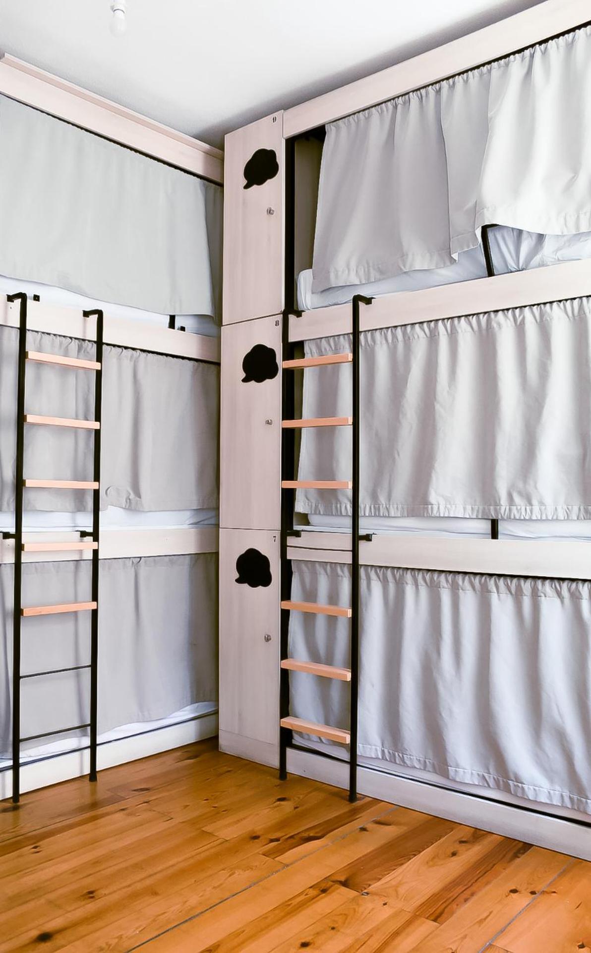 Cama individual en habitación compartida